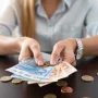 Dans quoi investir avec 10 000 euros sans dépendre d'un conseiller bancaire =